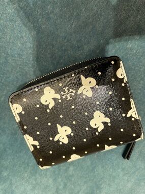 Tory Burch black  white floral patten compact zip Trifold Wallet new with tag